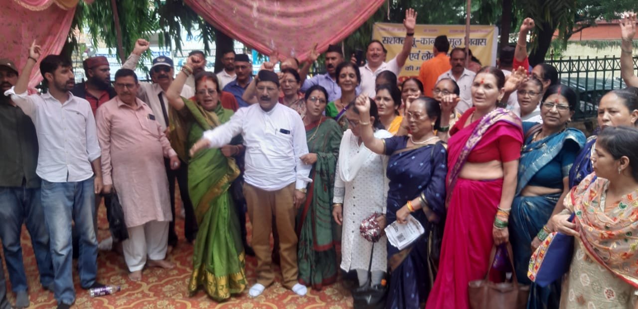 उत्तराखण्ड राज्य आंदोलनकारी मंच का दून मे धरना