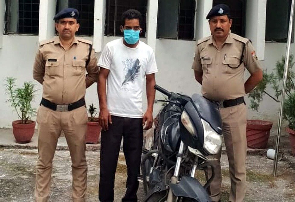 वाहन चोरी की घटना का पुलिस ने किया खुलासा