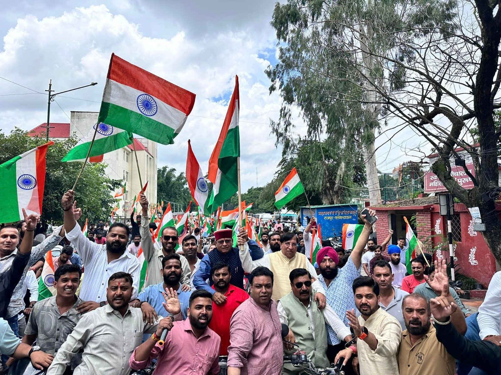 राजधानी दून में तिरंगा यात्रा का आयोजन