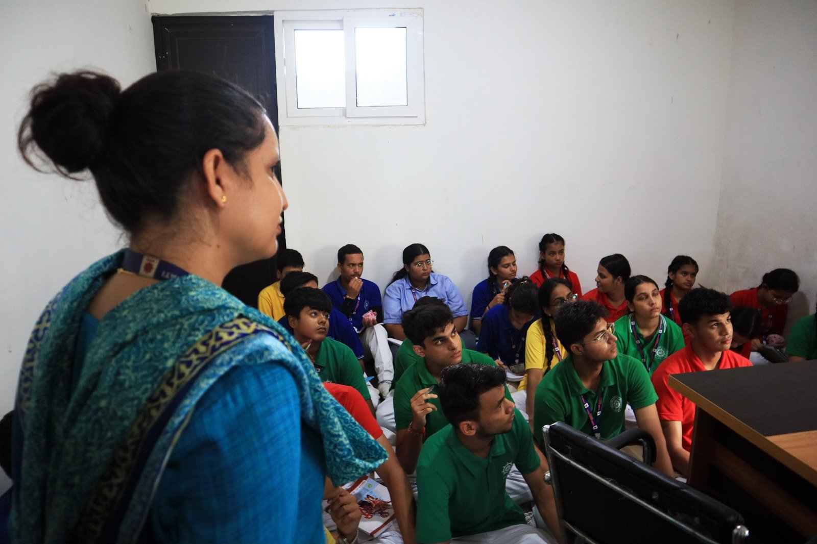 मानव भारती स्कूल के कक्षा 11वीं एवं 12वीं के छात्र-छात्राओं को बिजनेस स्टडी टूर