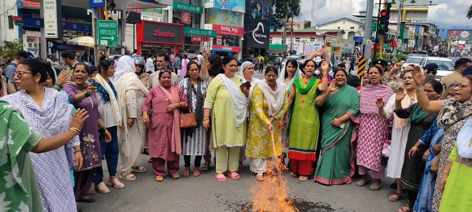 महिला कांग्रेस ने किया पुलिस प्रशासन का पुतला दहन