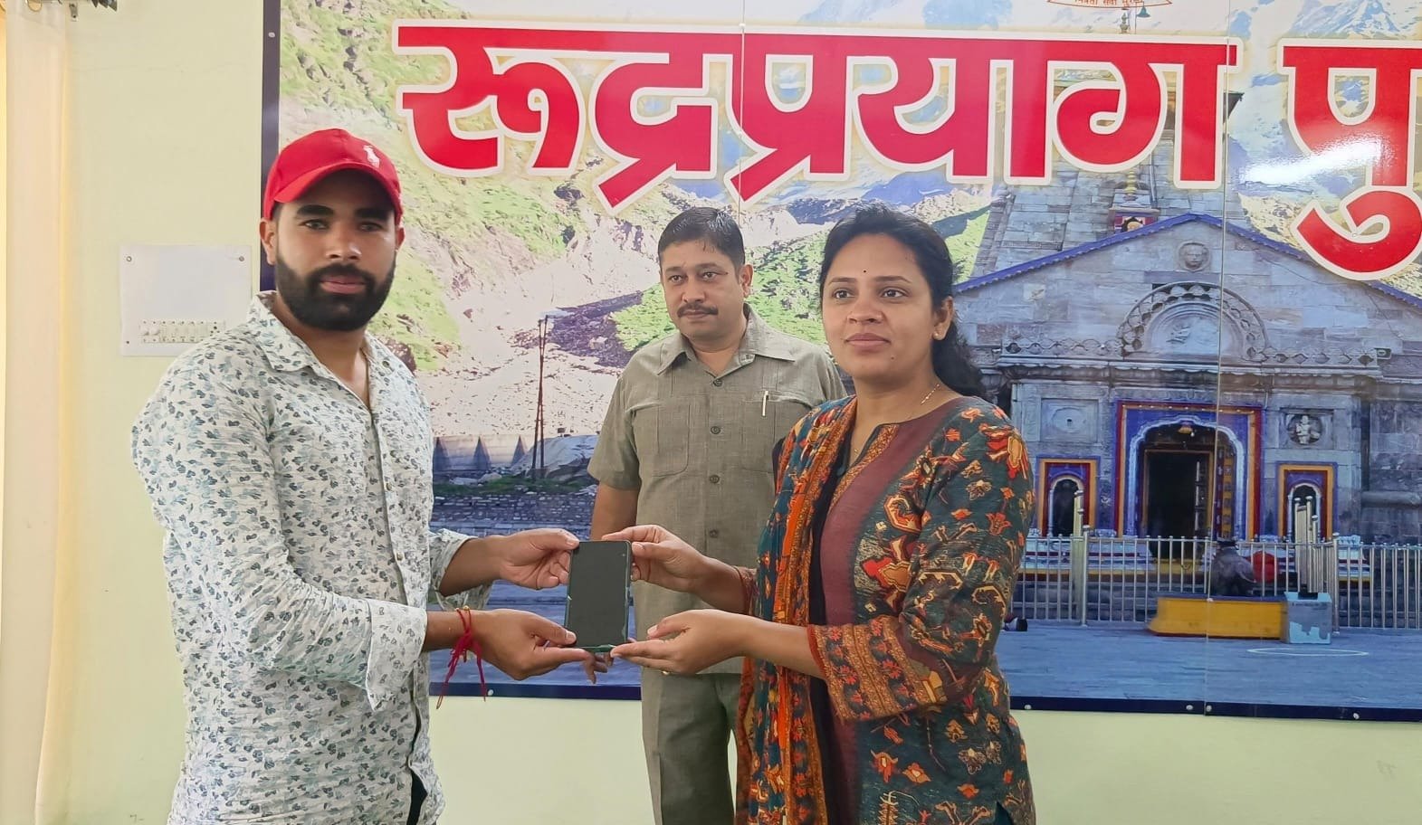 खोये हुए मोबाइल फोन लौटाकर जनपद पुलिस ने दी खुशियों की सौगात