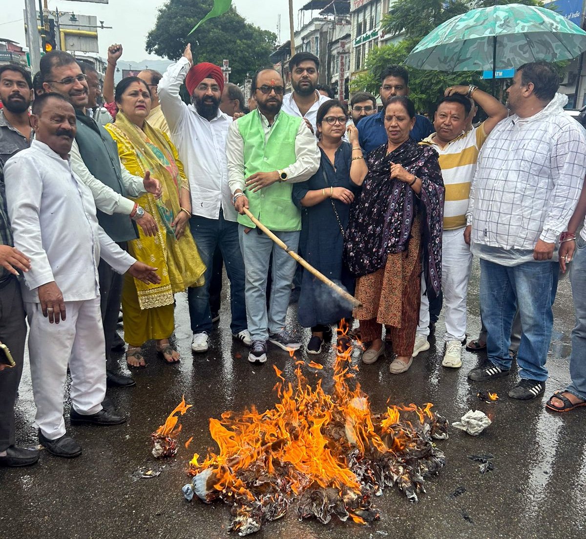 राहुल के विरुद्ध हिंसक बयान, कांग्रेस कार्यकर्ताओं ने फूंका पुतला