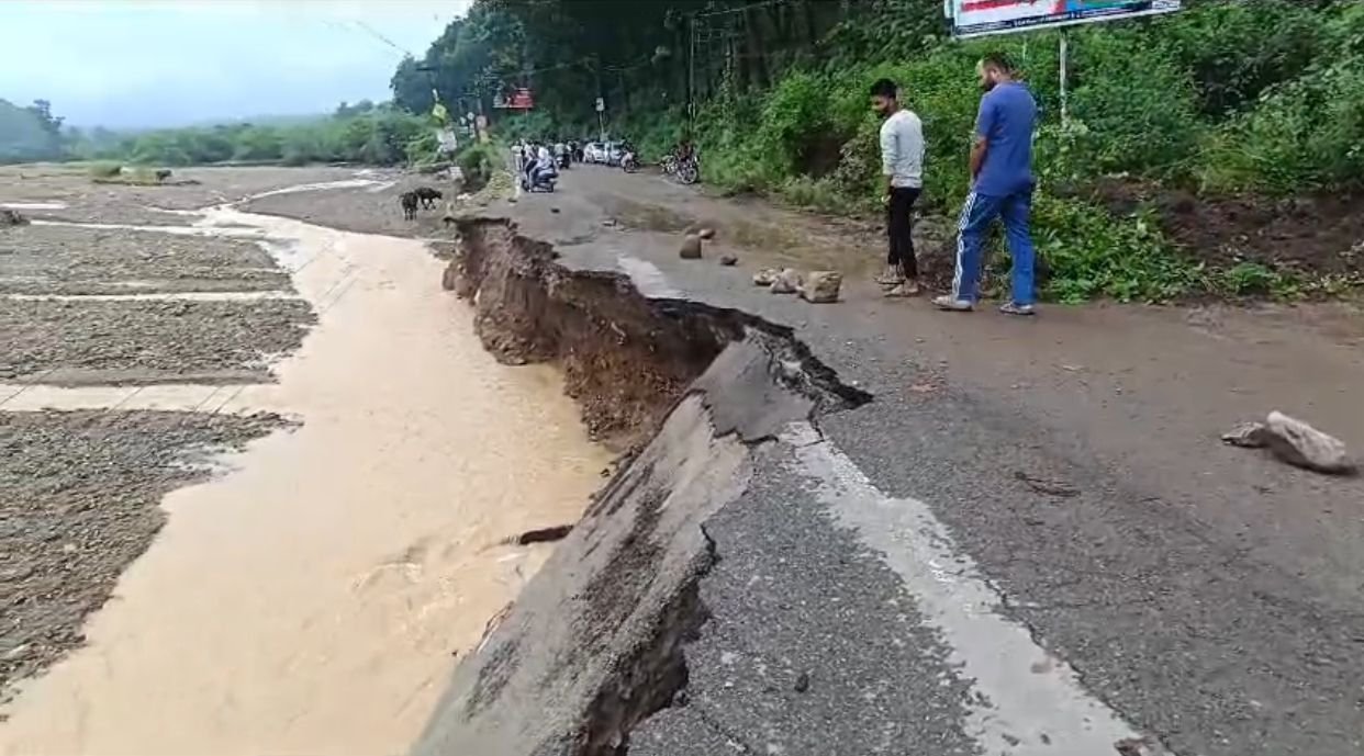 नन्दा की चौकी-बिधौली मार्ग फन एंड फूड के पास हुआ पूर्ण रूप से क्षतिग्रस्त