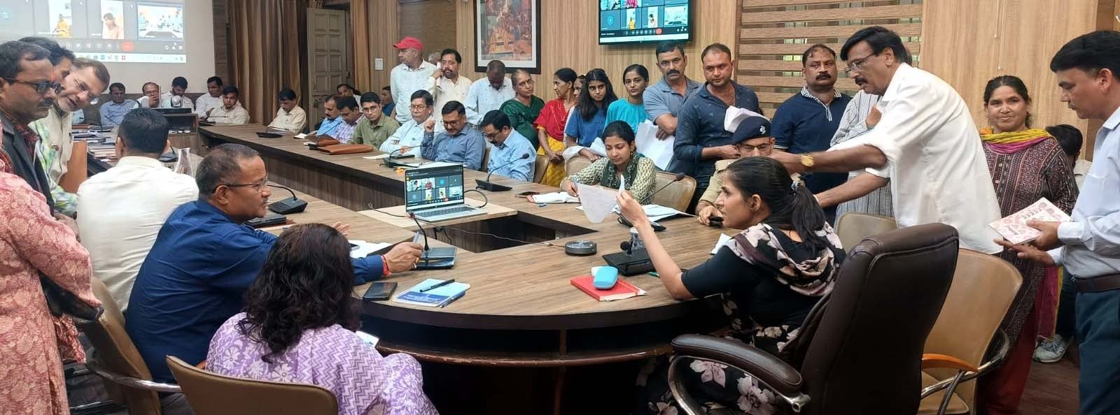 जिलाधिकारी की अध्यक्षता में जनसुनवाई का आयोजन