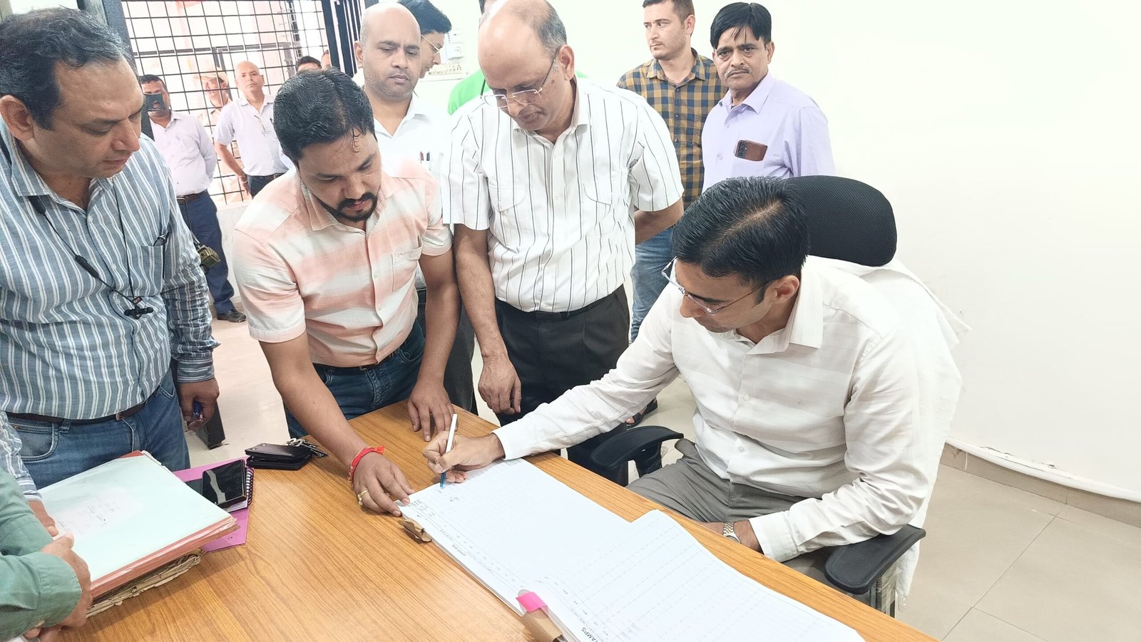 नव नियुक्त जिलाधिकारी ने ग्रहण किया पदभार