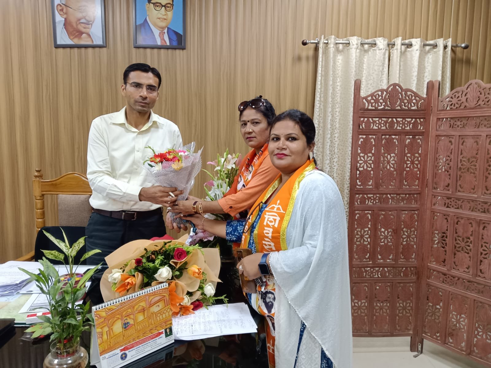 शिव सेना महिला प्रदेश अध्यक्ष ने की जिलाधिकारी से मुलाकात