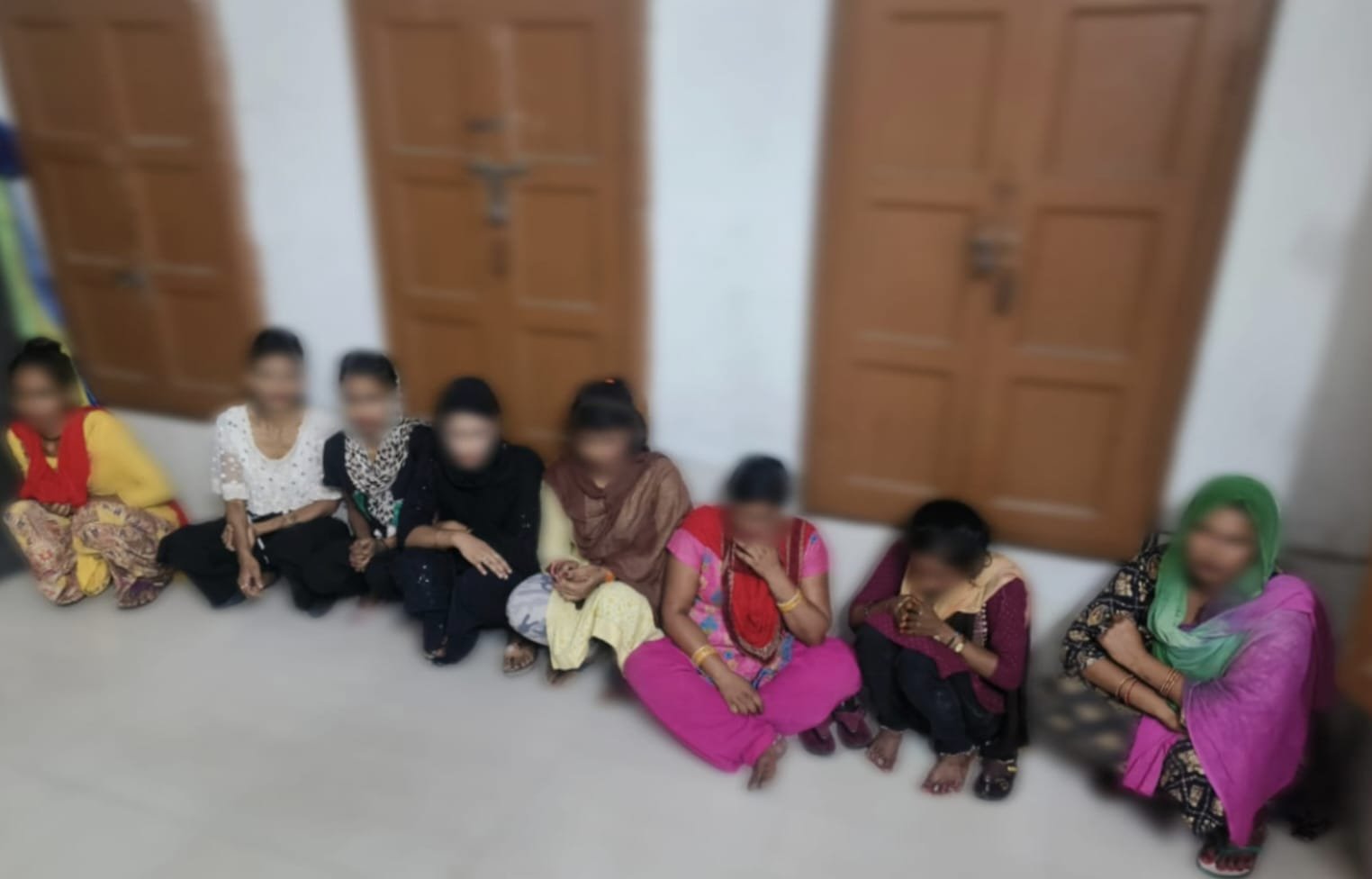 अश्लील हरकतें करने वाली 08 महिलाओ को दून पुलिस ने किया गिरफ्तार