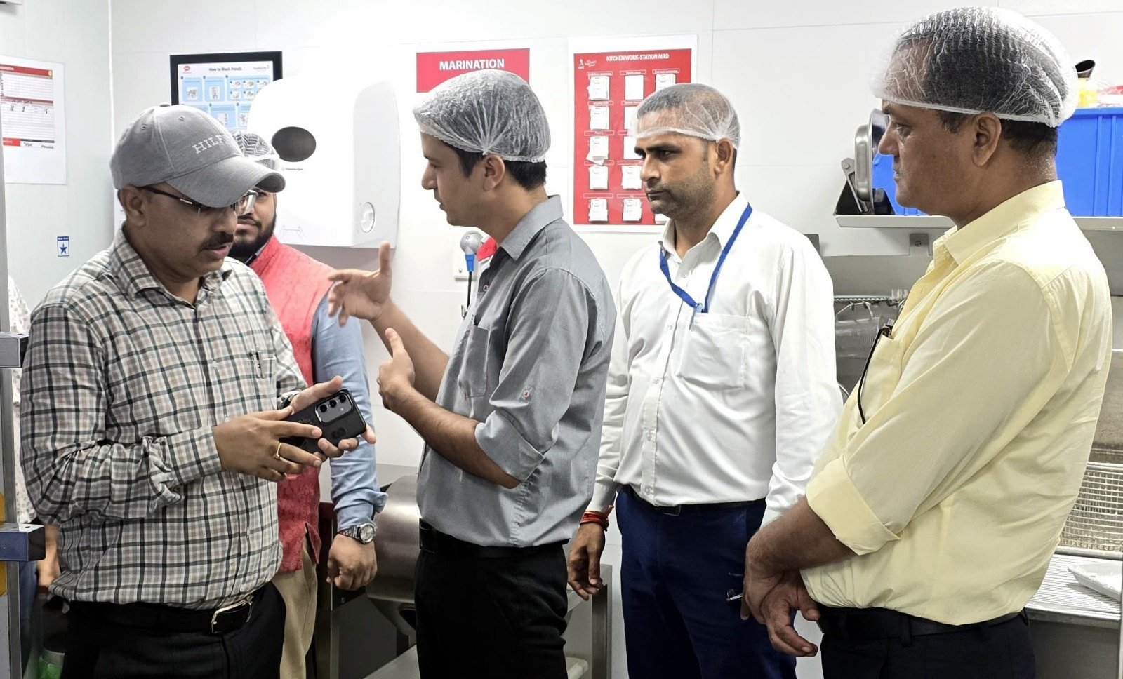 देहरादून में नामी खाद्य प्रतिष्ठानों पर छापेमारी