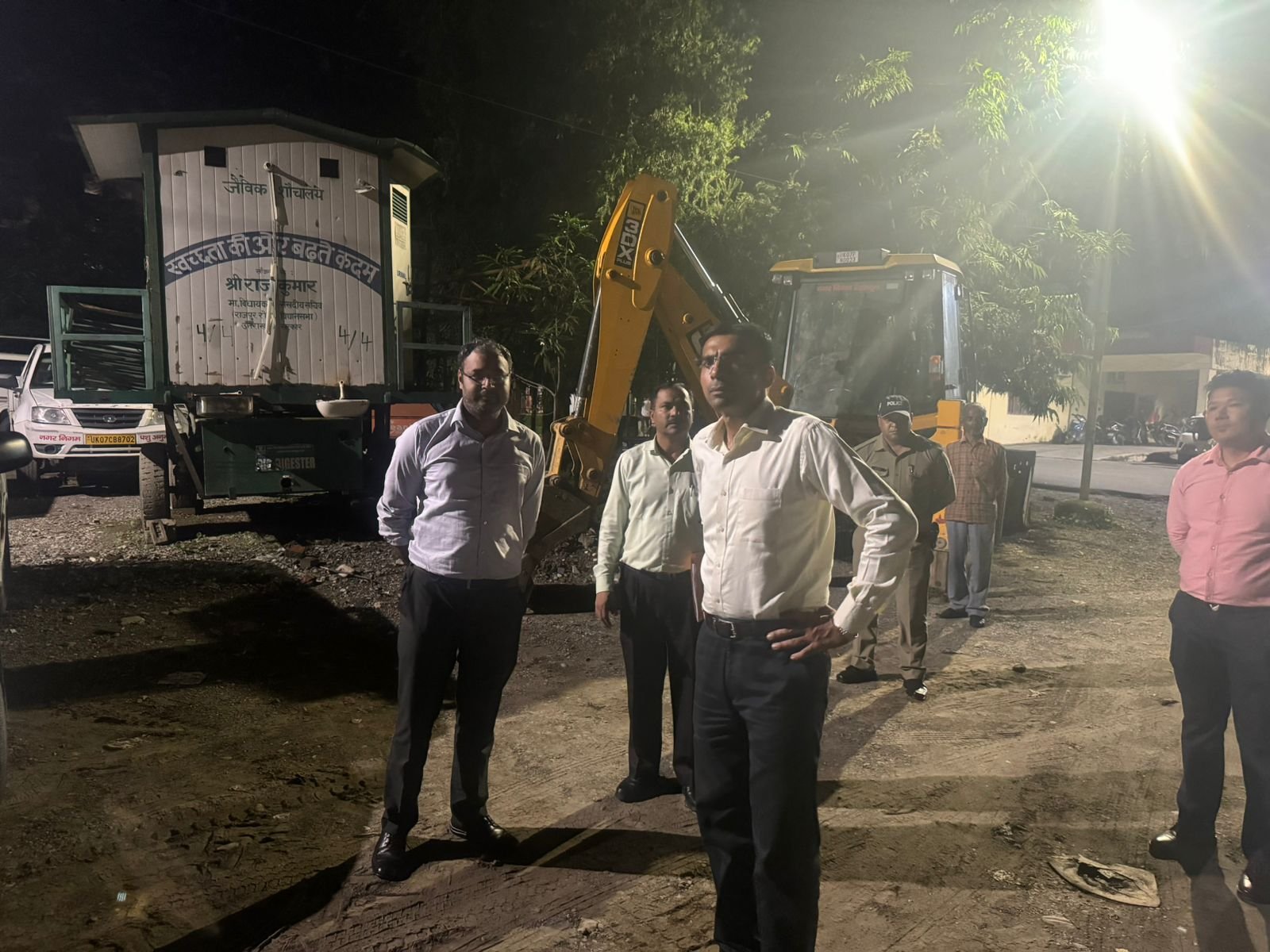 डीएम ने किया नगर निगम के कंट्रोलरूम का औचक निरीक्षण