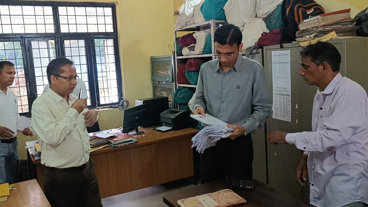 जिलाधिकारी देहरादून ने किया जिला समाज कार्यालय का औचक निरीक्षण