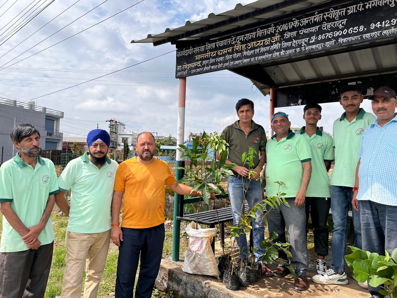ट्री गार्ड्स सहित लगाए गए वृक्ष