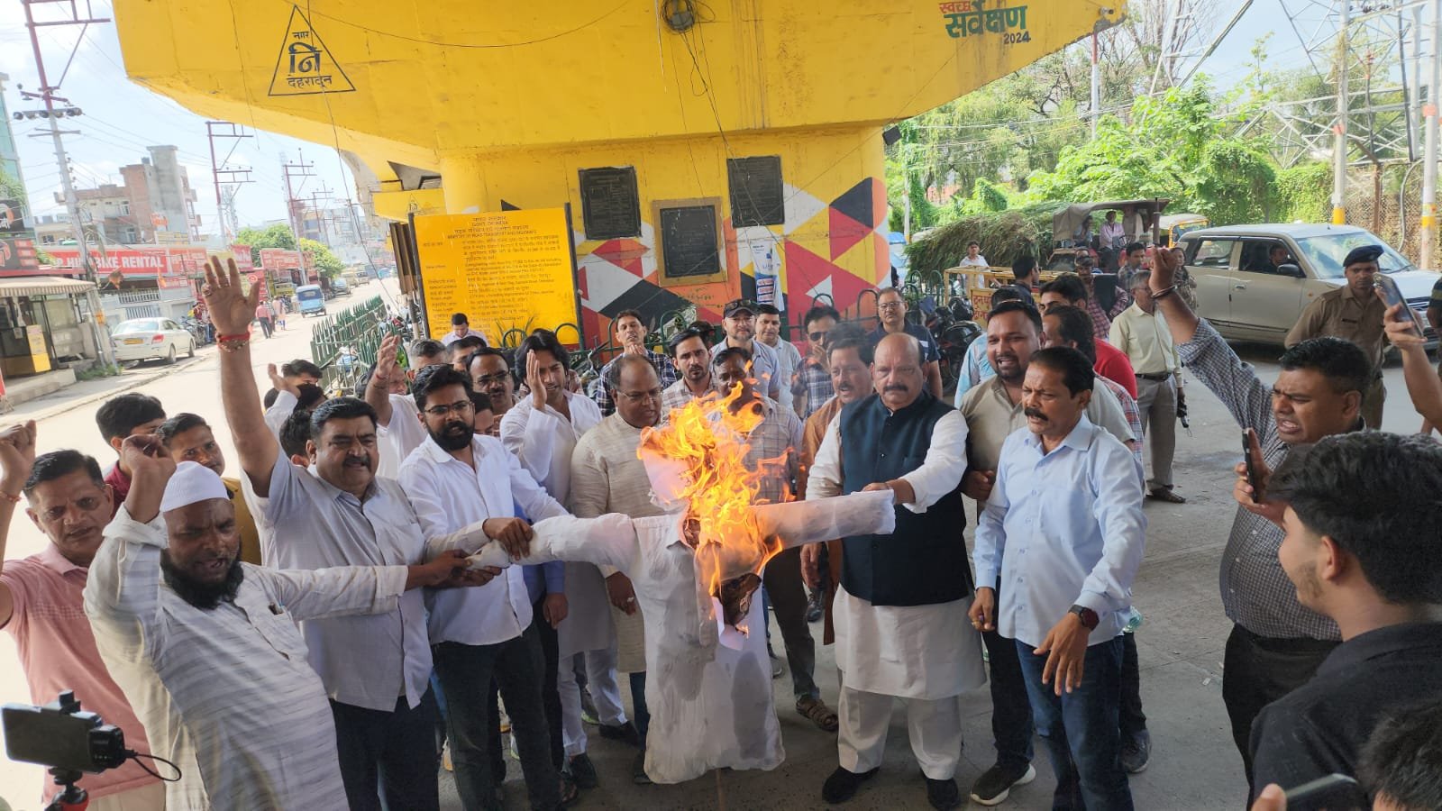 भाजपा नेताओं का पुतला दहन