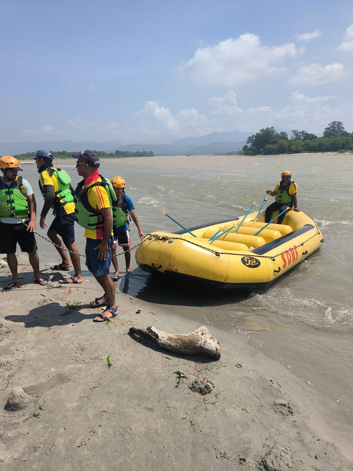 पानी के तेज बहाव में बह गई दो बच्ची, पुलिस बल ने चलाया सर्च अभियान