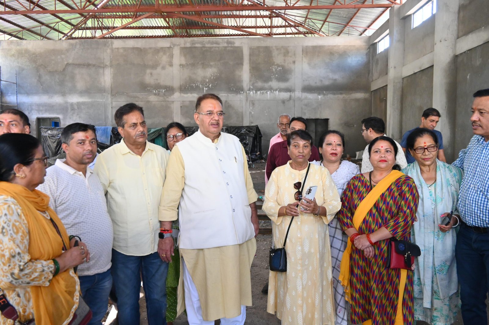 निर्माणाधीन सामुदायिक भवन का निरीक्षण