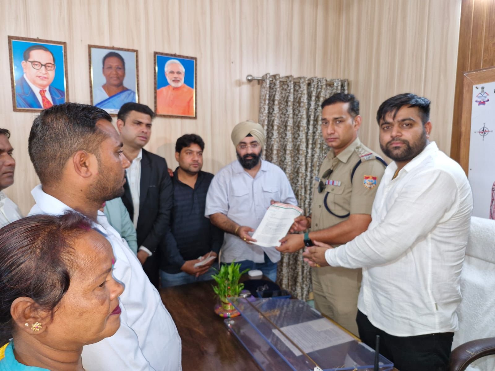 कांग्रेस नेताओं ने दी हिंसक बयानबाजी के विरोध में तहरीर