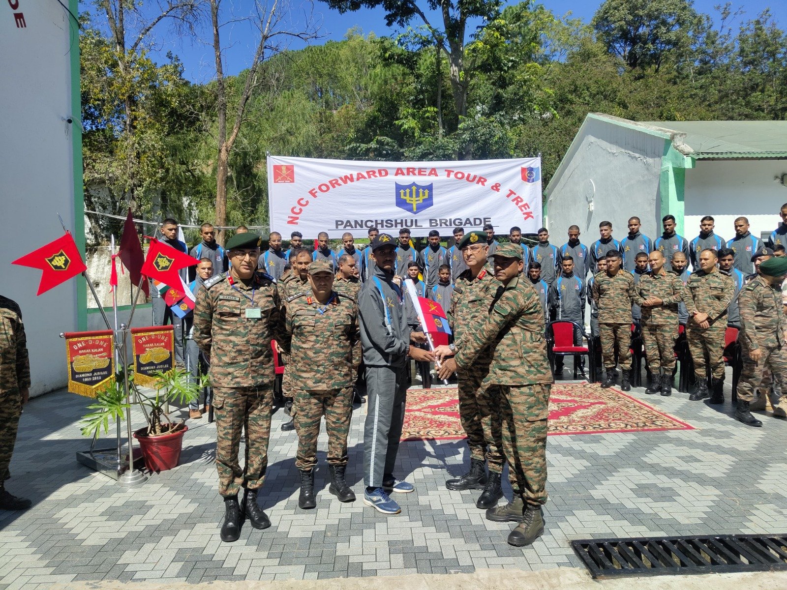 एनसीसी कैडेटों के लिए फॉरवर्ड एरिया टूर सह ट्रैकिंग को हरी झंडी दिखाई
