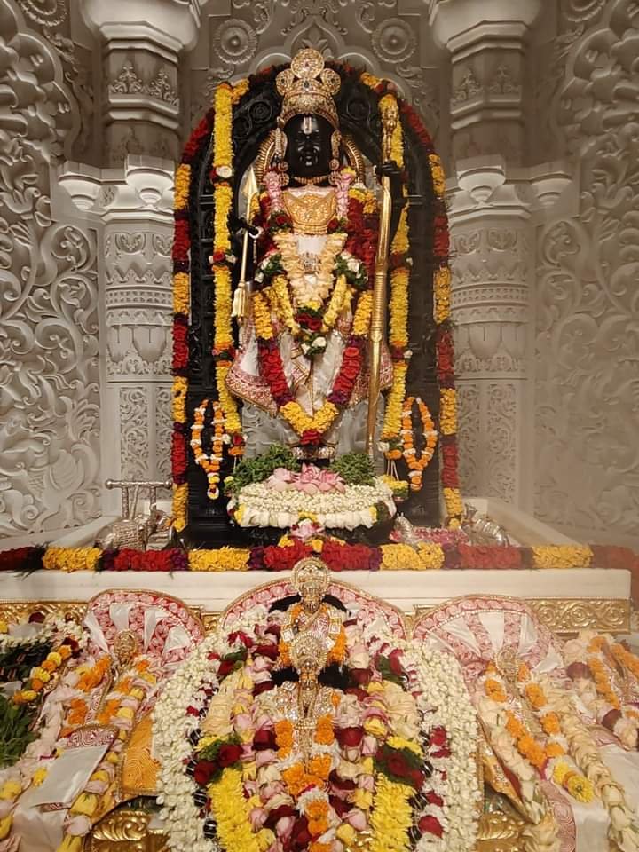 भगवान श्रीरामलला का दिव्य विग्रह देवभूमि की विश्वविख्यात ऐपण कला से सुसज्जित शुभवस्त्रम में सुशोभित हुए