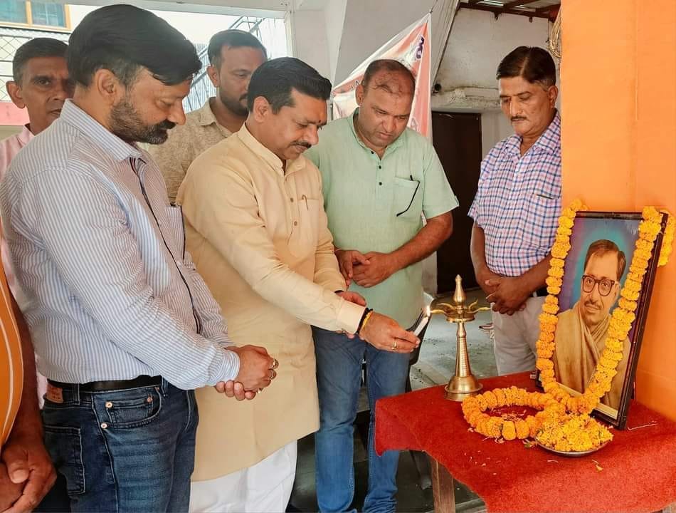 पंडित दीनदयाल उपाध्याय की जयंती पर पुष्पांजलि कार्यक्रम आयोजित