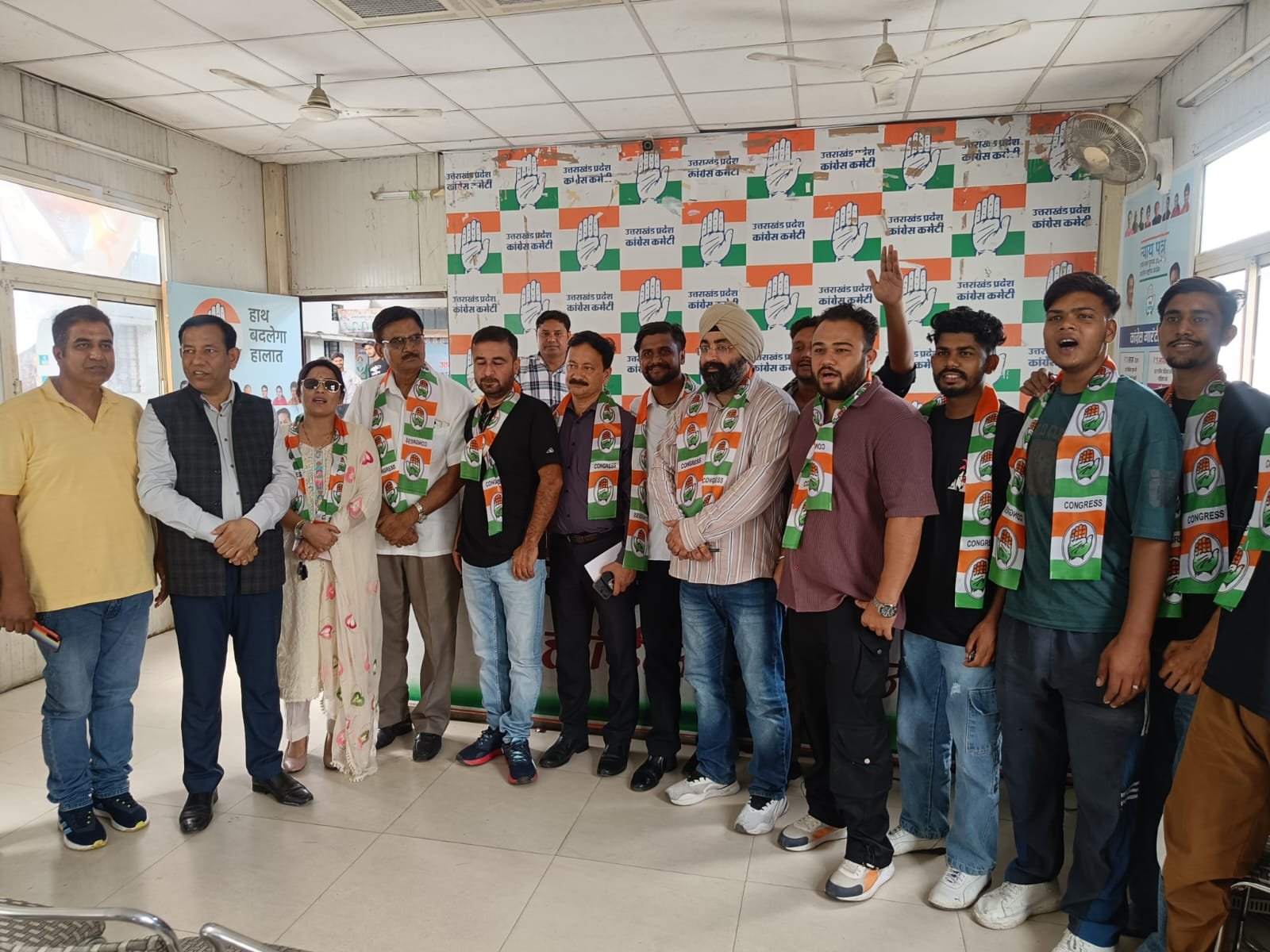 युवाओं ने ली कांग्रेस पार्टी की सदस्यता