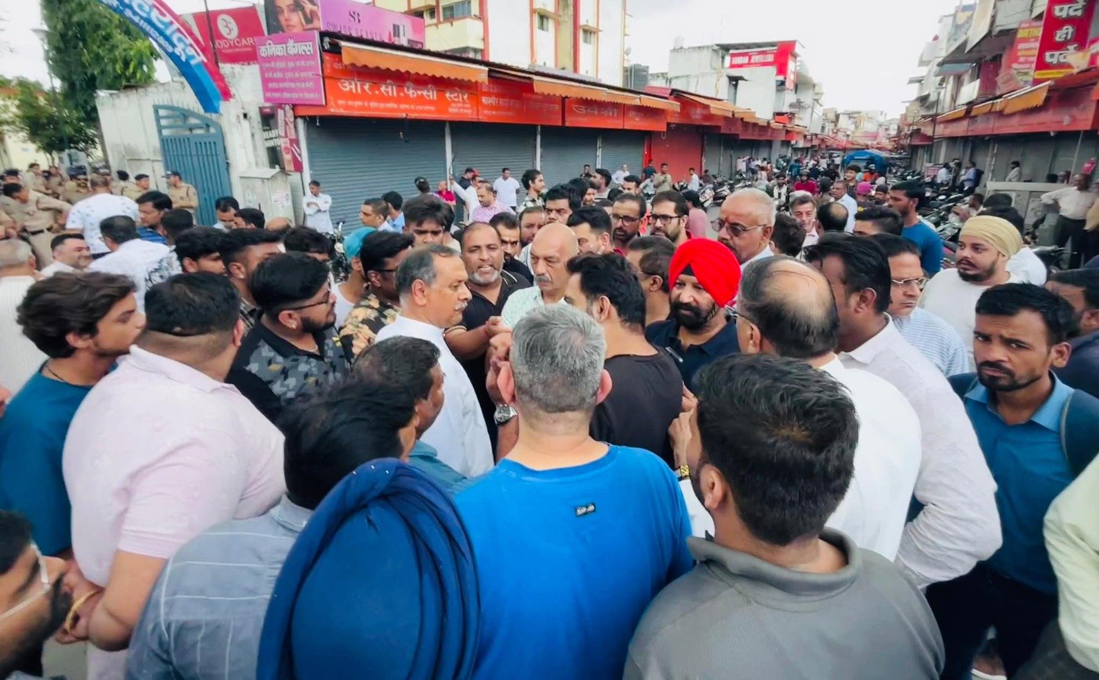 देहरादून मे हुआ जमकर बबाल, लगा जाम देहरादून मे हुआ जमकर बबाल, लगा जाम