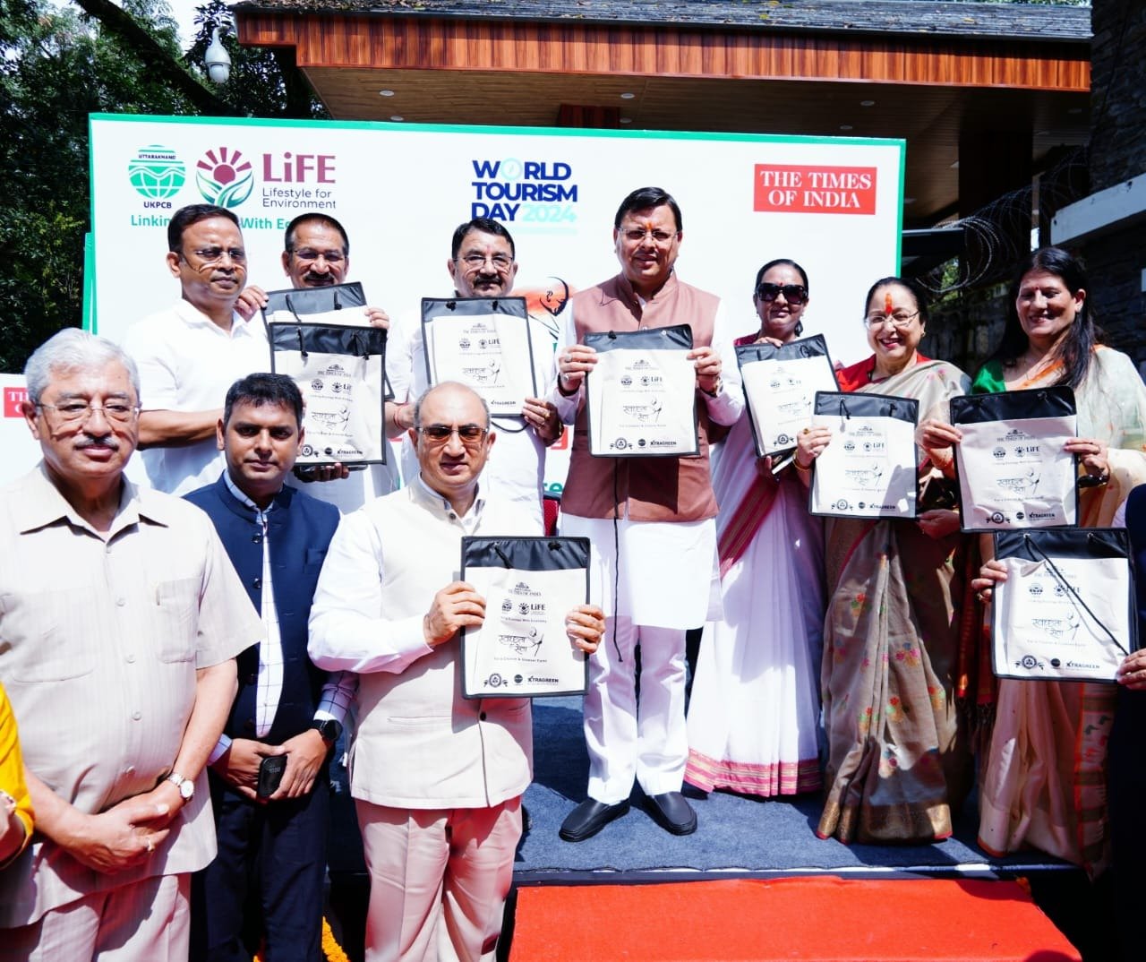 सीएम ने किया कार गार्बेज इको फ्रेंडली बैग वितरण अभियान का शुभारंभ