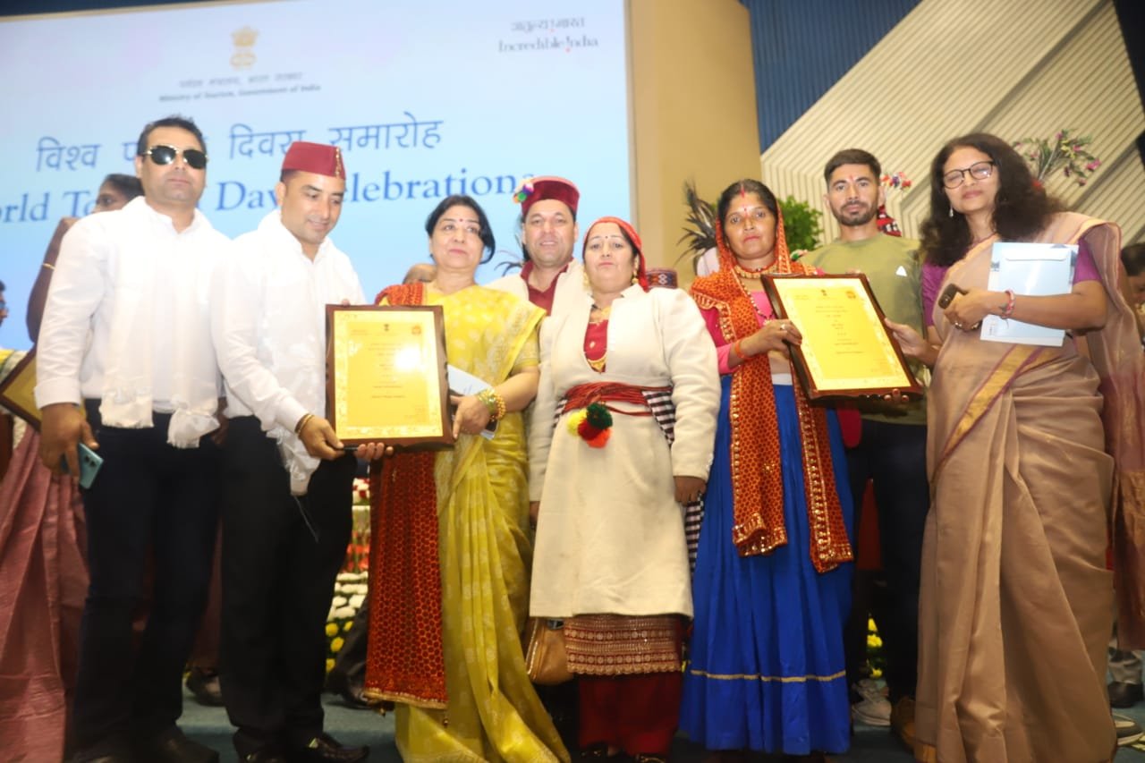 चयनित ग्रामों के प्रधानों ने प्राप्त किया पुरस्कार