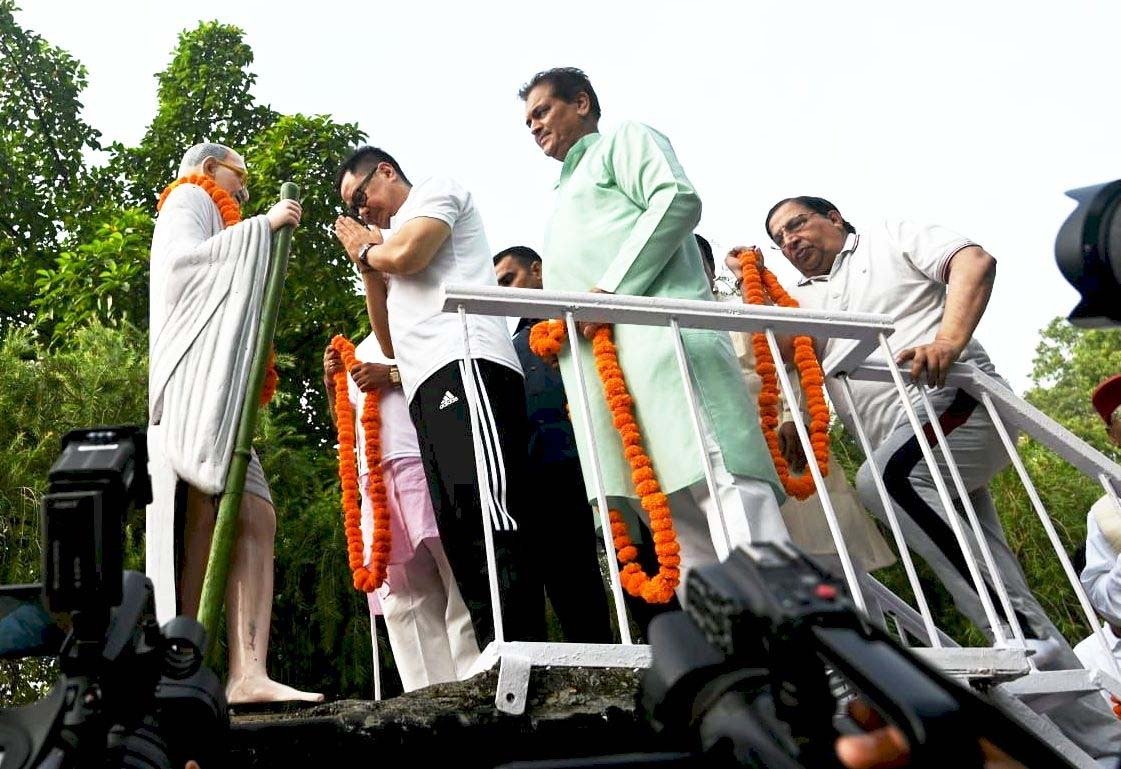 केंद्रीय मंत्री रिजिजू उत्तराखंड दौरे पर ,  स्वच्छता अभियान में  लिया  भाग