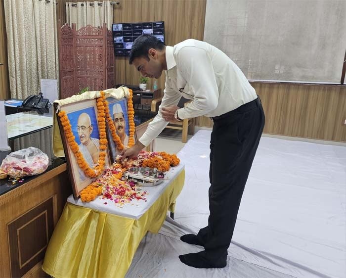 जिलाधिकारी ने किये महात्मा गांधी एवं लाल बहादुर शास्त्री के चित्रों पर पुष्प अर्पित