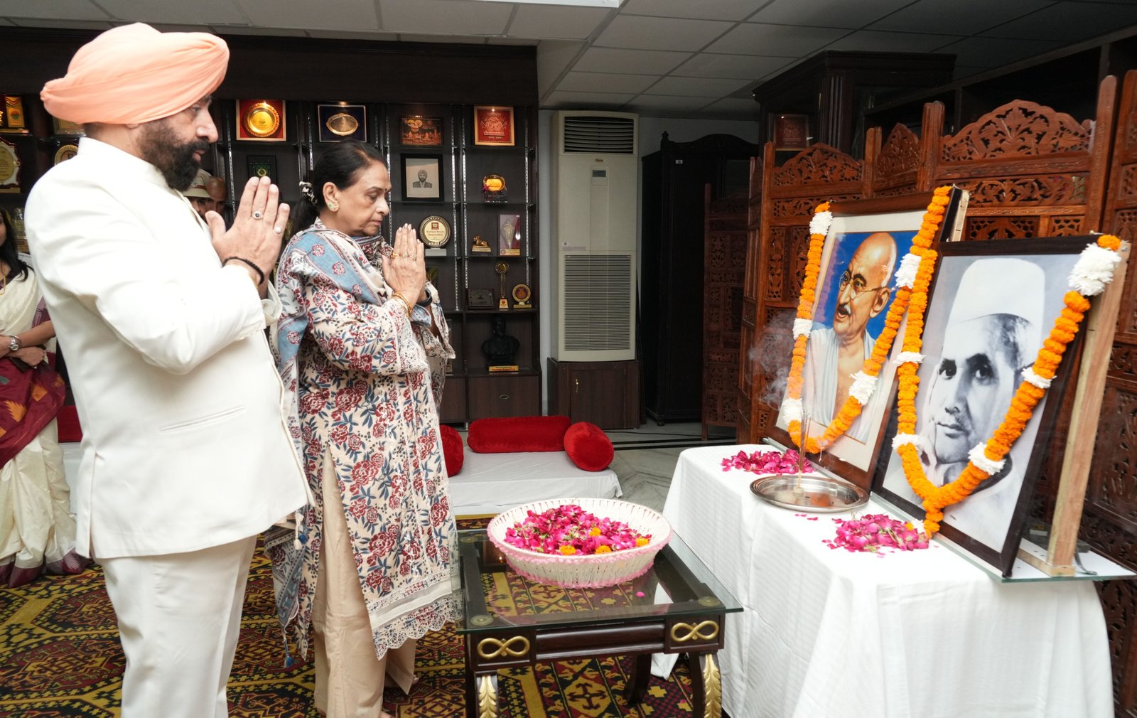 राष्ट्रपिता ने पूरी दुनिया के लिए सत्य और अहिंसा का मार्ग प्रशस्त किया