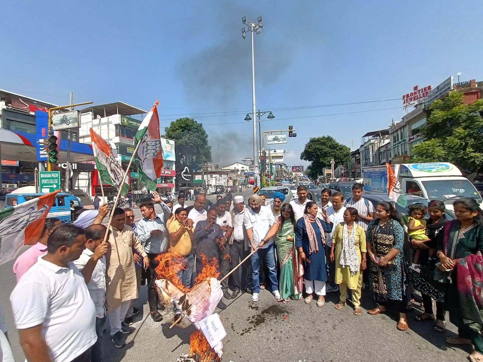 टाटा मैजिक में युवती से सामूहिक दुष्कर्म मामला : भाजपा सरकार का पुतला फूंका