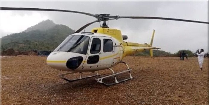 खराब मौसम के बीच हेलिकॉप्टर की हुई खेत में इमरजेंसी लैडिंग