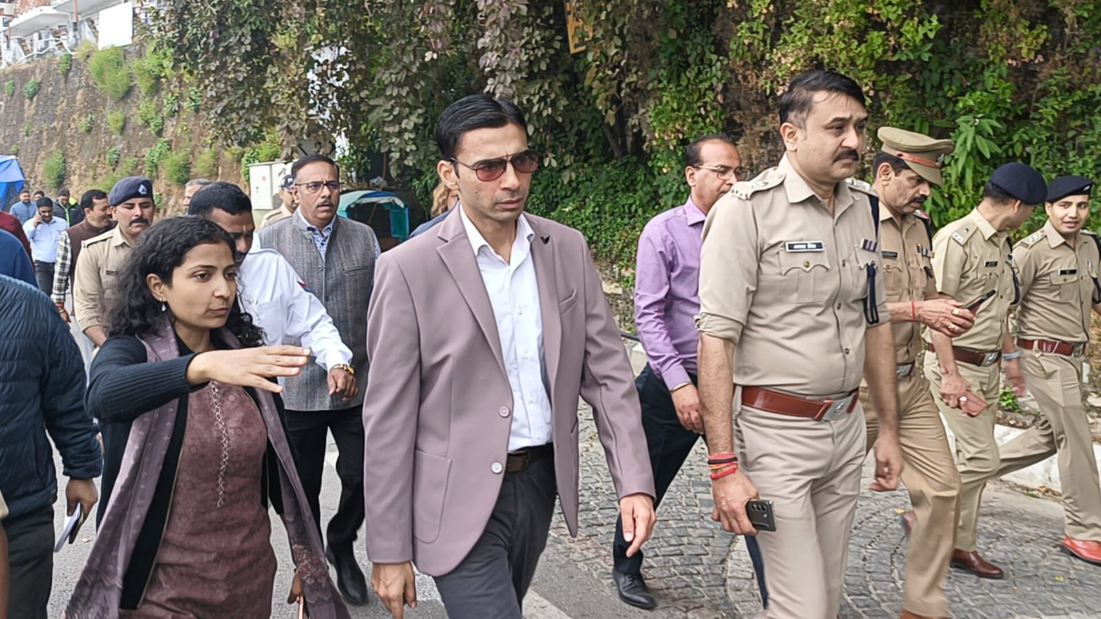 मसूरी की व्यवस्था सुधारने सड़क पर उतरे डीएम