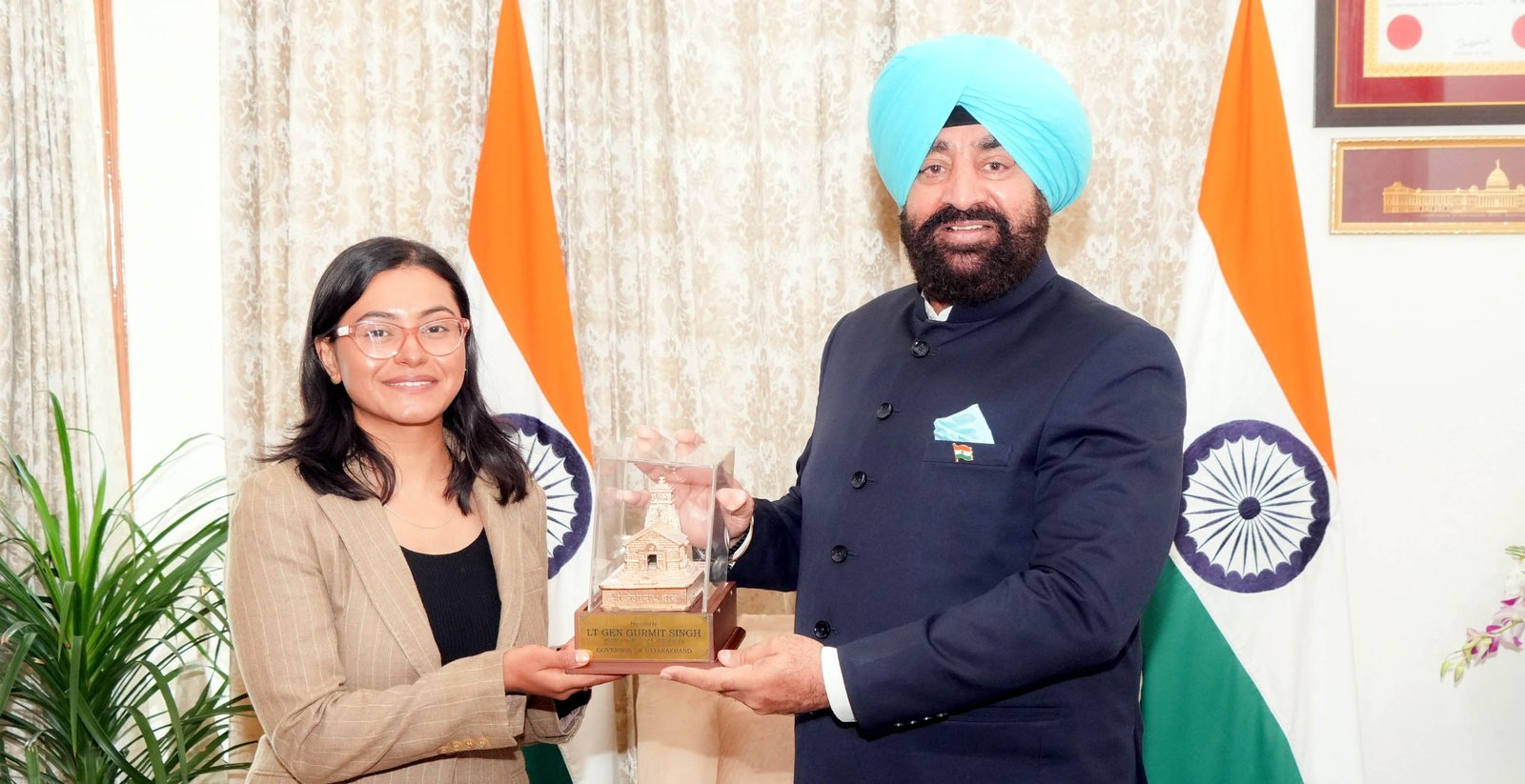 युवा पर्वतारोही शीतल ने की राज्यपाल से मुलाकात