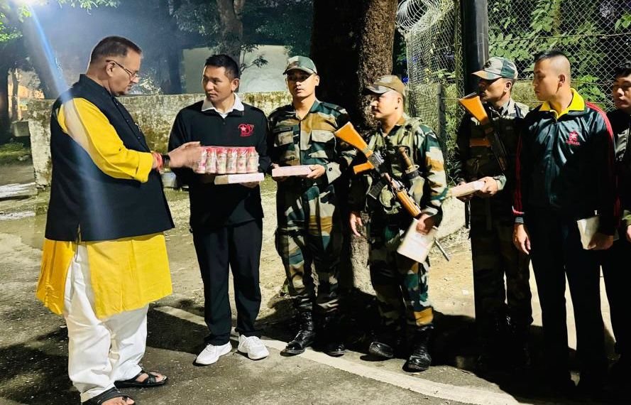 सैनिक कल्याण मंत्री ने सैनिकों के साथ मनाई दीपावली