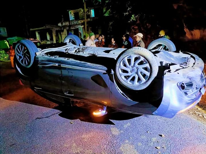 पहाड़ से टकराकर पलट गई कार