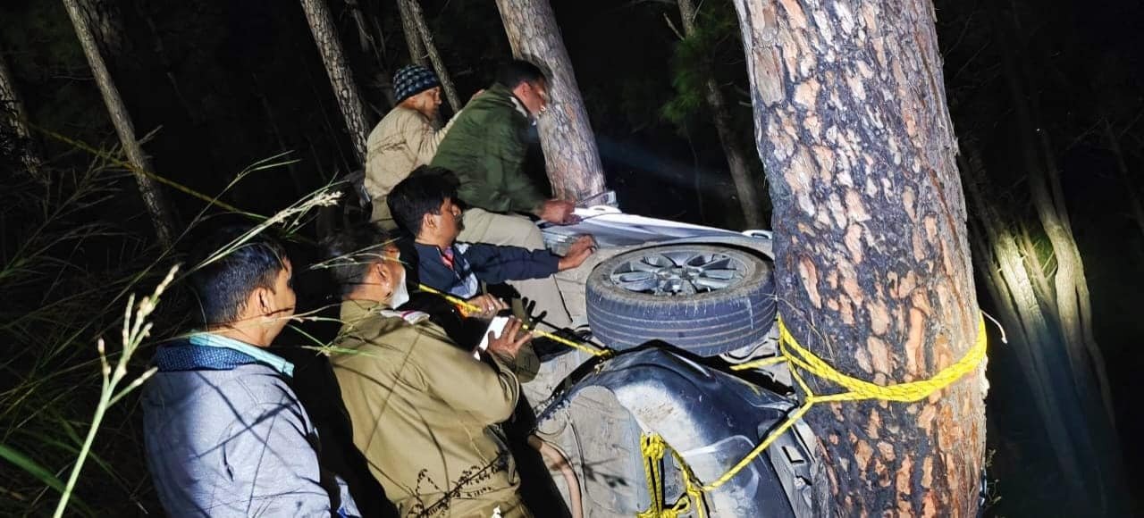 रानीखेत से कौसानी जा रही कार खाई मे गिरी, कई घायल, एक की मौत