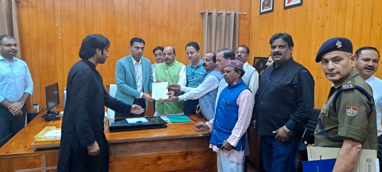 कांग्रेस के  प्रतिनिधिमंडल ने की  जिलाधिकारी से मुलाकात