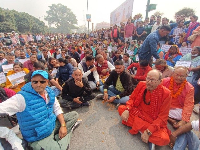 नियमितीकरण की मांगों को लेकर उपनलकर्मियों ने किया सचिवालय कूच नियमितीकरण की मांगों को लेकर उपनलकर्मियों ने किया सचिवालय कूच