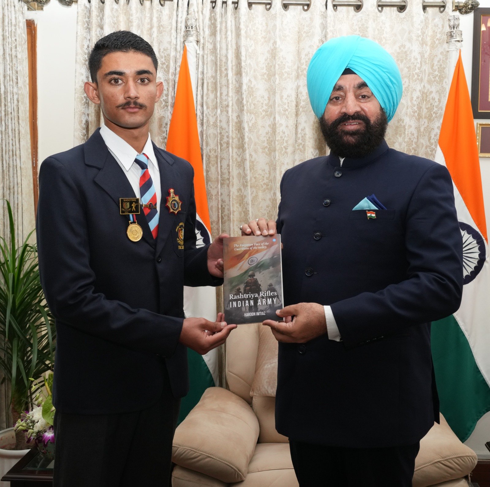 राज्यपाल को भेंट की ‘‘राष्ट्रीय राइफल्सः इंडियन आर्मी’’ पुस्तक