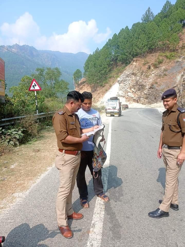 यातायात पुलिस की सख्ती : ओवरलोडिंग वाहनों पर कार्रवाई