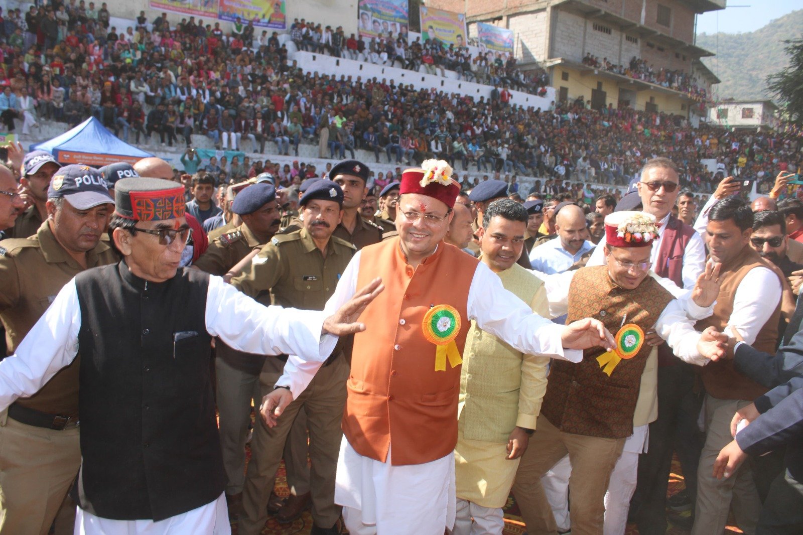 मुख्यमंत्री ने मेले में जुटे ग्रामीणों के साथ पारंपरिक लोक नृत्य में भी थिरके