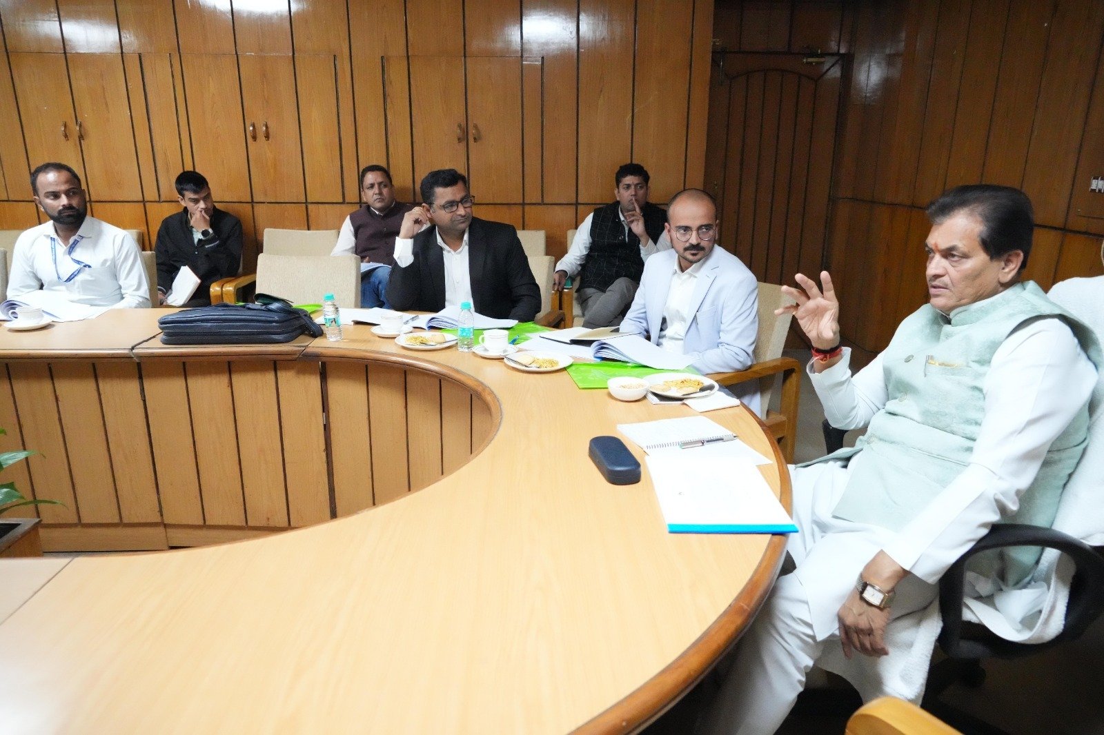 प्राधिकरण के अंतर्गत किये जा रहे विकास कार्यों की समीक्षा