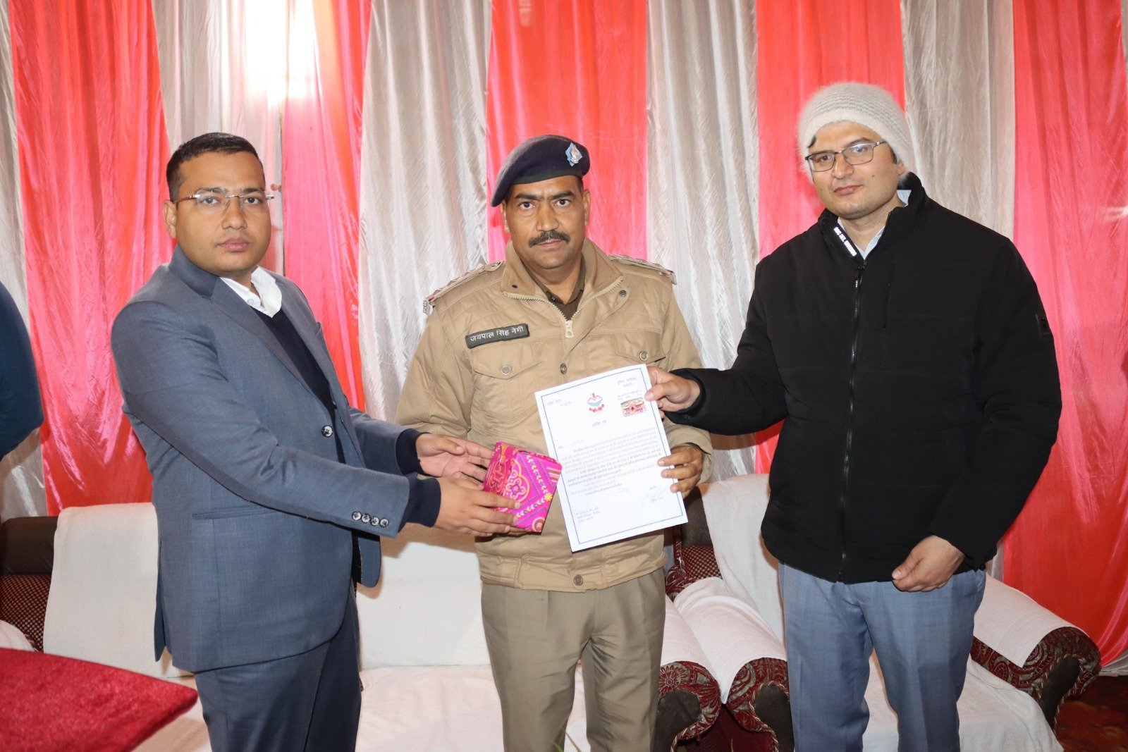 यात्रा के दौरान सराहनीय कार्य करने वाले पुलिस अधिकारियों को किया सम्मानित