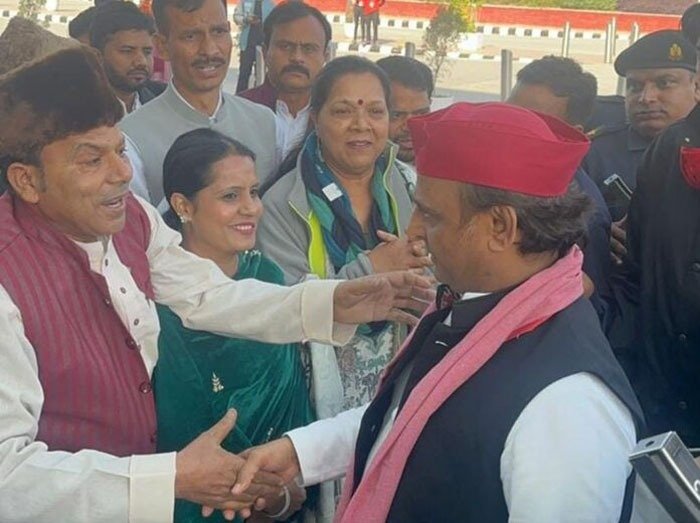 समाजवादी पार्टी के राष्ट्रीय अध्यक्ष अखिलेश यादव का किया भव्य स्वागत