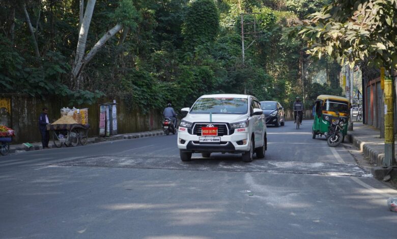 डीएम के निर्देश के बाद रफ्तार से आने वाली गाड़ियों पर लग रही है ब्रेक