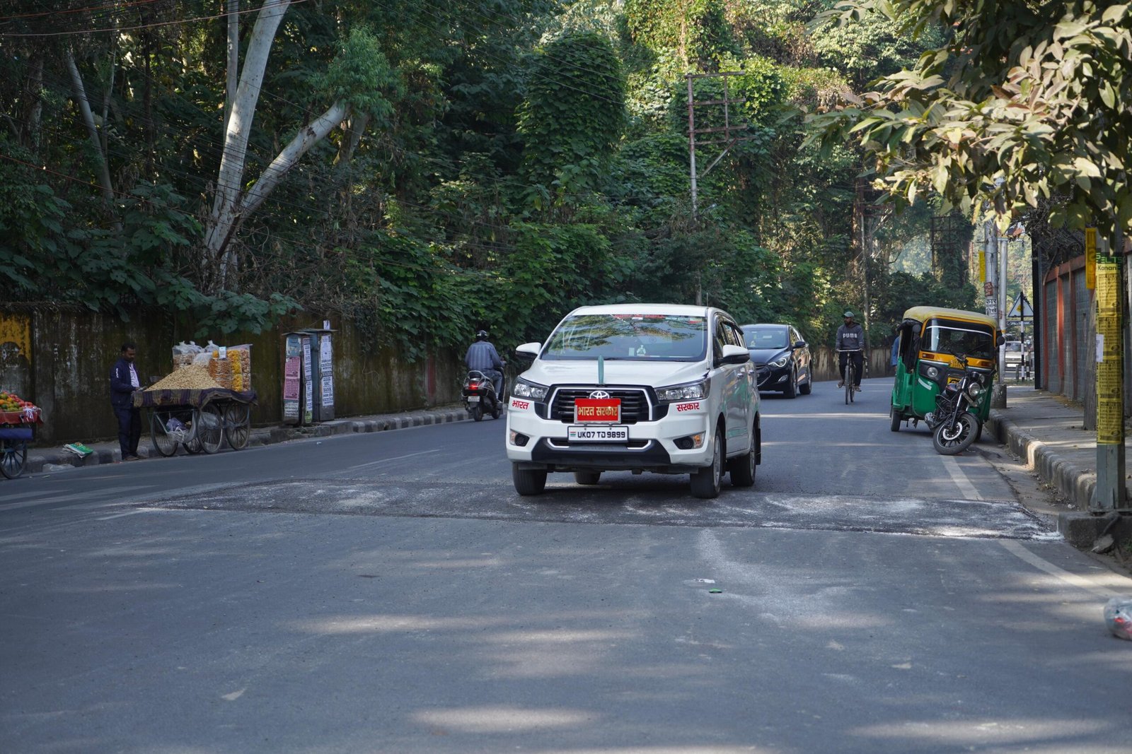 डीएम के निर्देश के बाद रफ्तार से आने वाली गाड़ियों पर लग रही है ब्रेक