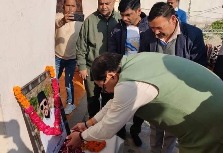 मुख्यमंत्री ने अर्पित की श्रद्धांजलि