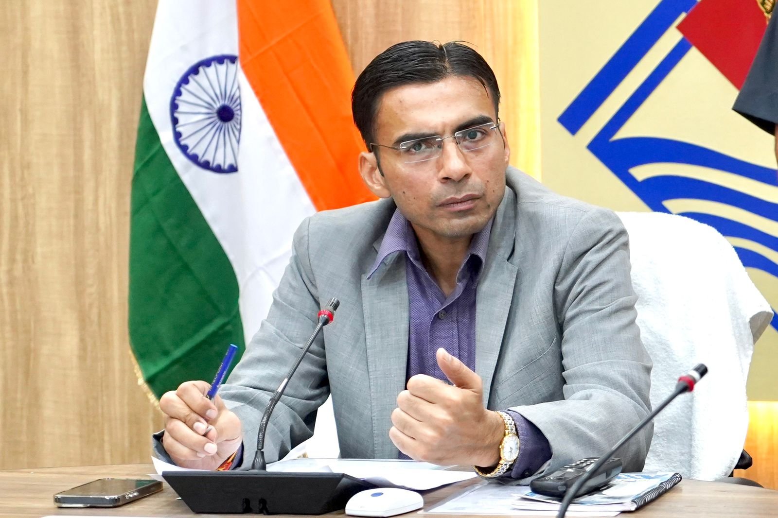 मरीजों की समझें पीड़ा, सरकारी चिकित्सालयों में अनावश्यक रेफरल स्वीकार नहीः डीएम