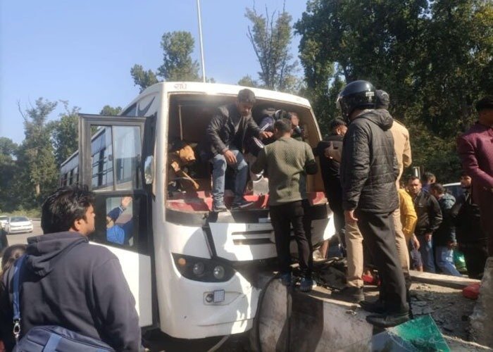 बारात की बस डिवाइडर से टकरायी, 12 घायल